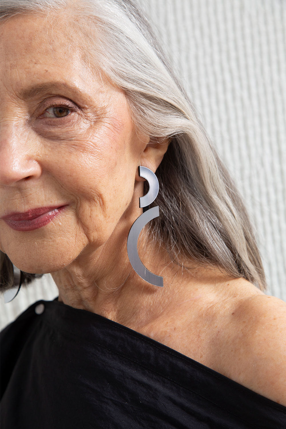 Iskin Mies Double Arc Earrings - Silver – Suede 1 – Atelier Modernista