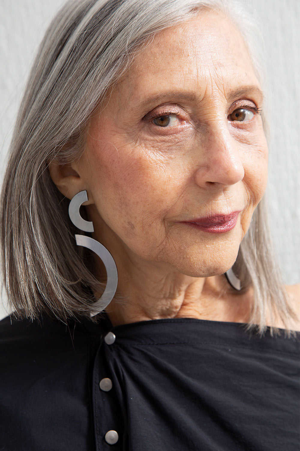 Iskin Mies Double Arc Earrings - Silver – Suede 1 – Atelier Modernista